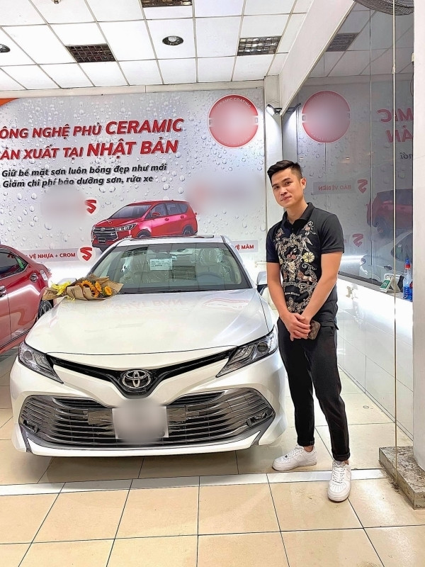 Cách đây không lâu, nam thanh niên còn được mẹ hỗ trợ mua xe hơi để tiện phục vụ công việc.