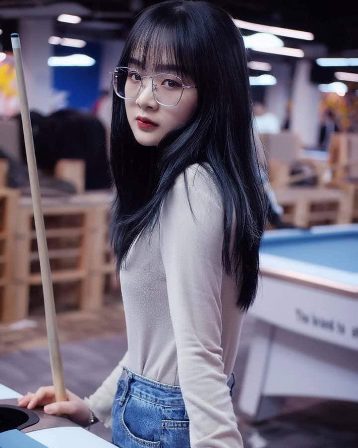 Gấm Kami vốn dĩ nổi tiếng trên TikTok với tài đánh bi-a, không giống như nhiều hot girl khác, cô không ăn mặc gợi cảm, không quá xinh đẹp rực rỡ nhưng vẫn thu về lượng theo dõi khủng.