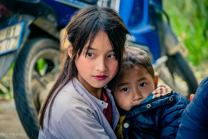 Bé gái đôi mắt thông minh cùng nụ cười chúm chím khiến người đối diện bị hút vào khi ngắm nhìn. Ảnh: Phạm Xuân Quý