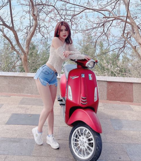 Với nước da trắng mịn cùng vòng nào ra vòng ấy, Trân Trần luôn trở thành tâm điểm của mọi ánh nhìn.
