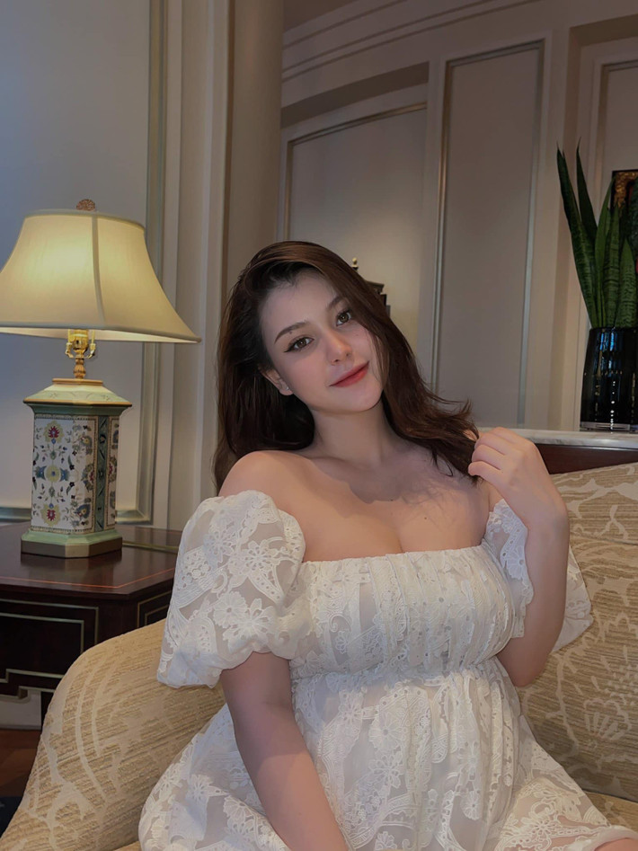 Giờ đây, khi đã bầu “vượt mặt", sắp đón con đầu lòng, hot girl Sunna vẫn giữ được sắc vóc như thời còn con gái.