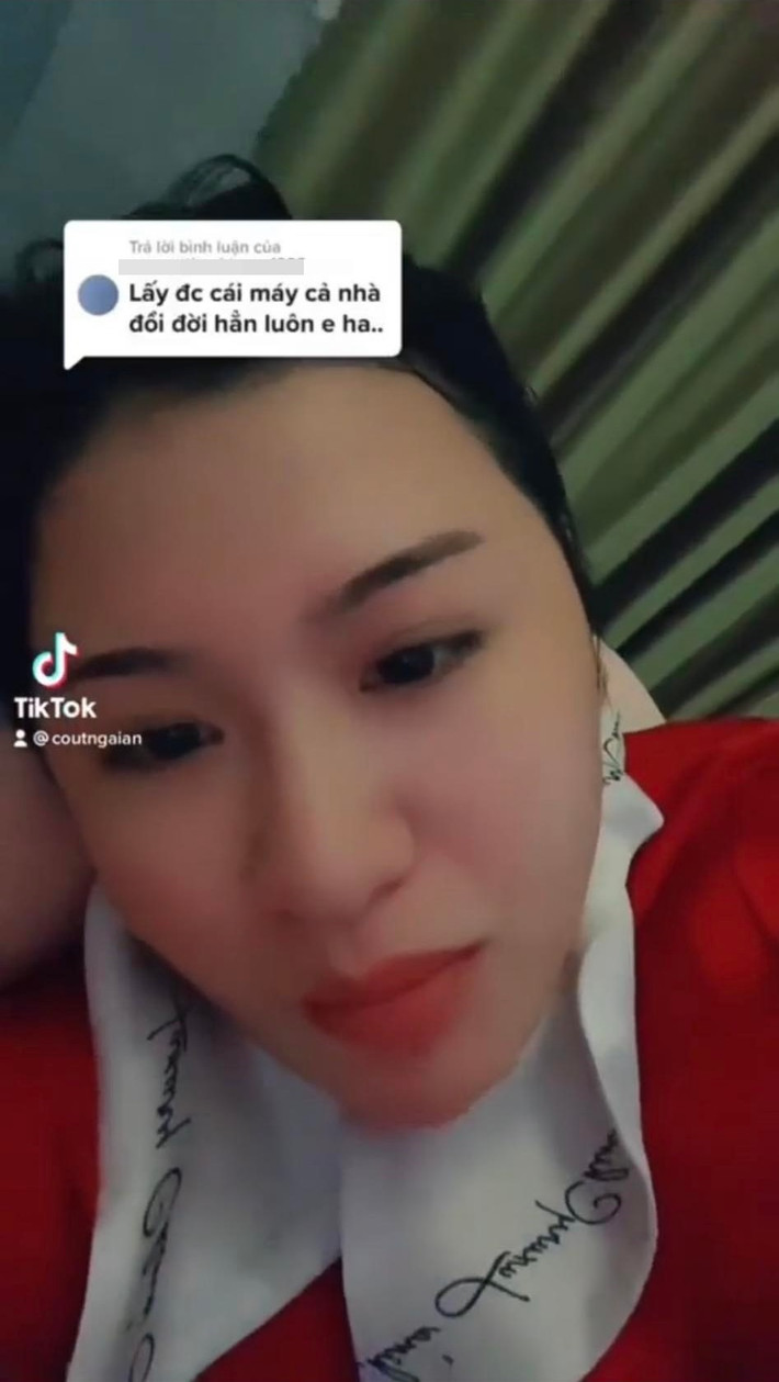 Cuối đoạn clip, bà xã của Lộc Fuho còn khẳng định thêm: "Khổ thật, từ lúc lấy chồng chưa đỡ được ba mẹ được cái gì mà còn mang tiếng nữa chứ".