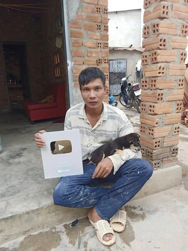 Lộc Fuho tên thật Phạm Văn Lộc, được biết đến với biệt danh "YouTuber nghèo nhất Việt Nam" nhưng cố gắng vươn lên trong cuộc sống.