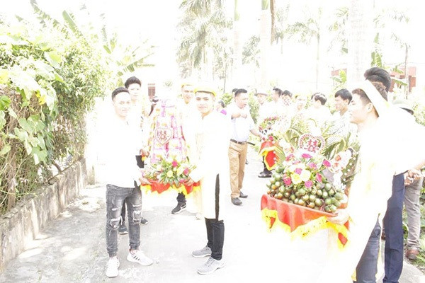 Trên MXH từng xuất hiện trường hợp một chàng trai đang hí hửng mãi mới lấy được vợ, ấy thế nhưng thợ chụp ảnh lại trả cho quả ảnh không thể xấu xí hơn.