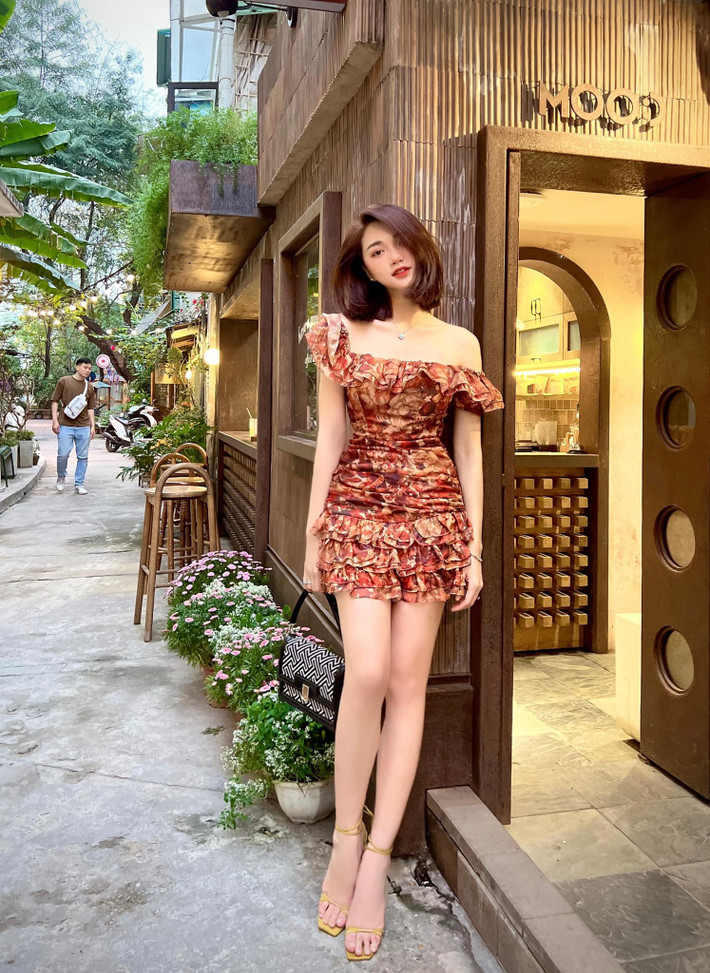 Sở hữu ngoại hình đẹp nên Ngọc Nữ tham gia nhiều cuộc thi về nhan sắc. Vào năm 2017 cô nàng đã tham gia cuộc thi Hoa hậu hoàn vũ và giành giải "Gương mặt đẹp nhất".