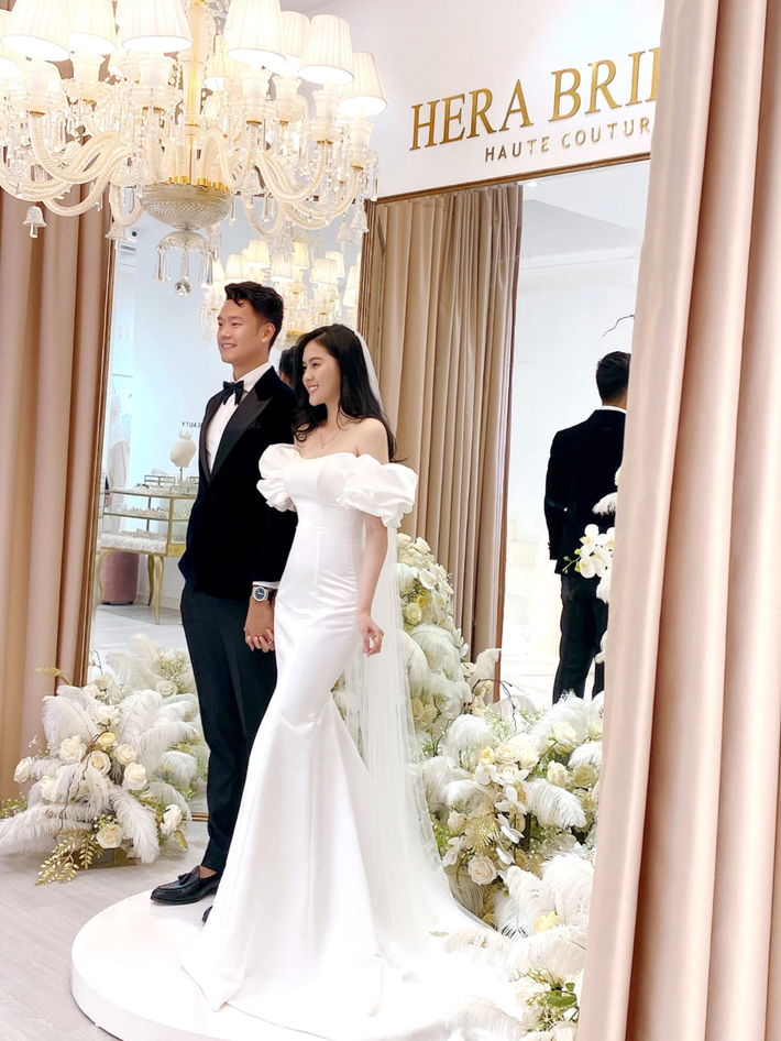 Theo đó, cầu thủ Thành Chung đã chọn 2 bộ suit lịch lãm để chụp hình cưới. Bộ màu đen giúp anh trở nên nghiêm túc, nam tính và chín chắn. Bộ màu trắng lại biến Thành Chung thành chàng "bạch mã hoàng tử" trong ngày trọng đại của mình.