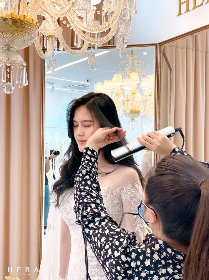 Đặc biêt, nhan sắc của bạn gái Thành Chung được người hâm mộ khen hết lời trong bộ ảnh cưới này.