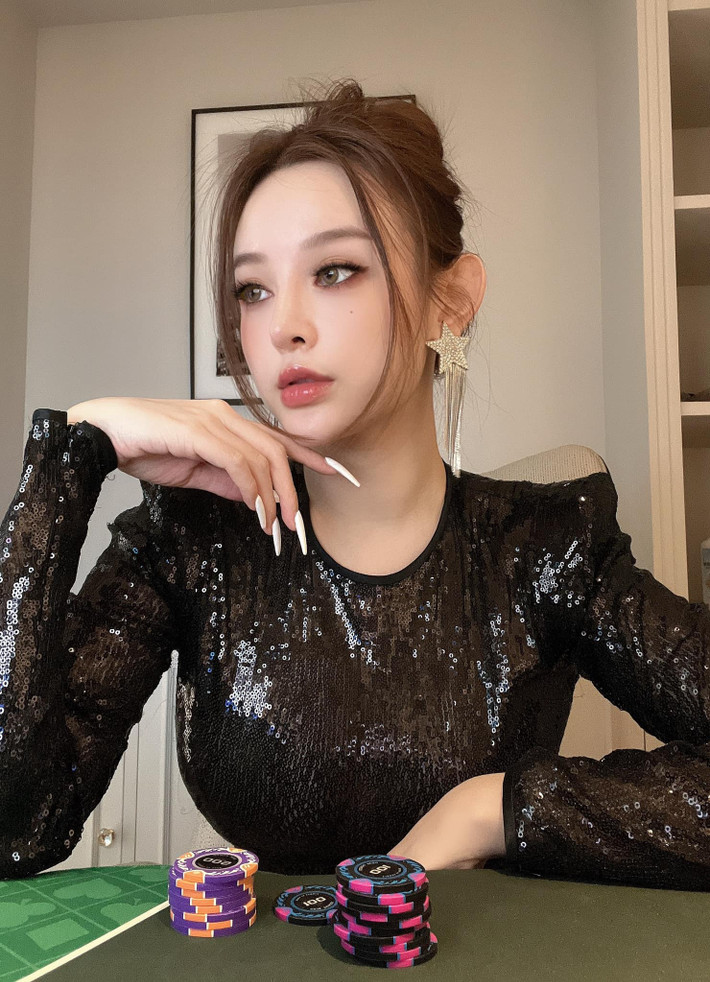 Cô là hot girl đời đầu ở Hà Nội, được biết đến qua cuộc thi Miss Teen 2008.