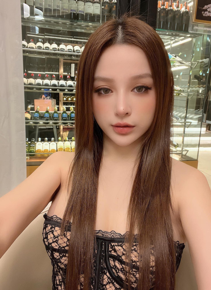 Không chỉ sở hữu cuộc sống giàu có, cô được ông xã và gia đình chồng cưng chiều hết mực. Ảnh: FBNV