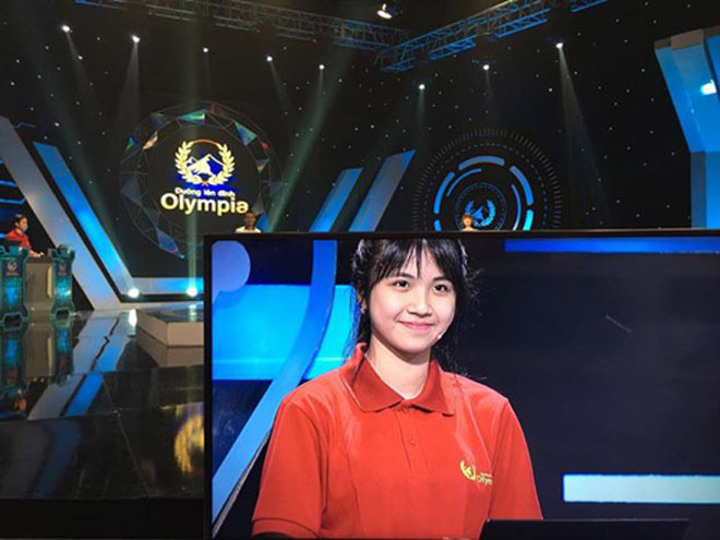 Phạm Tường Lan Thy được mệnh danh là " hot girl Olympia" khi Fanpage “Đường lên đỉnh Olympia” chia sẻ hình ảnh cô nàng đứng ở trường quay S14 với dòng caption: “Đây là thí sinh nữ đang gây náo loạn trường quay S14”.