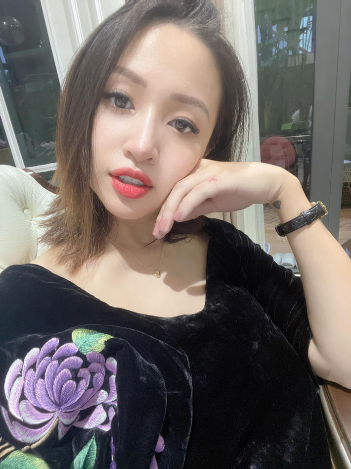 Với cách phối đồ khéo léo, Vân Hugo không bị lộ vòng 2 lớn mà mang đến hình ảnh nhẹ nhàng, nàng thơ hơn. Ảnh: FBNV
