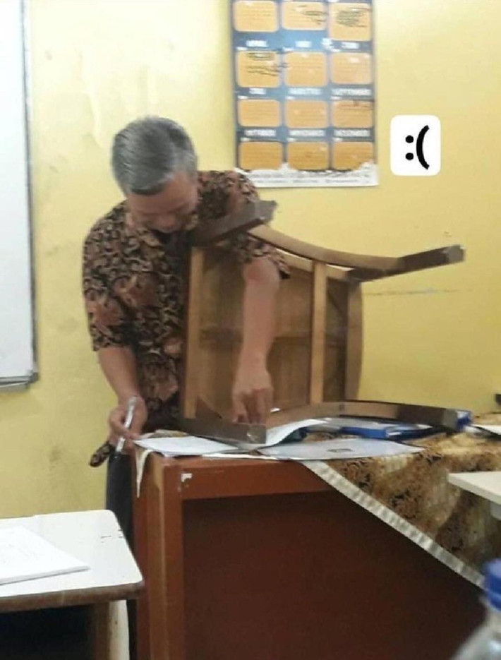 Từ chiếc ghế, xô chậu cũng được các thầy cô giáo tận dụng để làm dụng cụ dạy học.