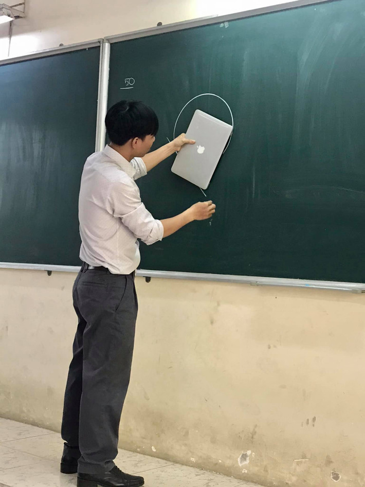 Màn chữa cháy bá đạo của thầy giáo khi quên dụng cụ dạy học.