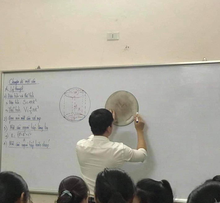 Thầy giáo gây sốt vì tận dụng cả cái thớt để vẽ hình tròn. Ảnh: Tổng hợp
