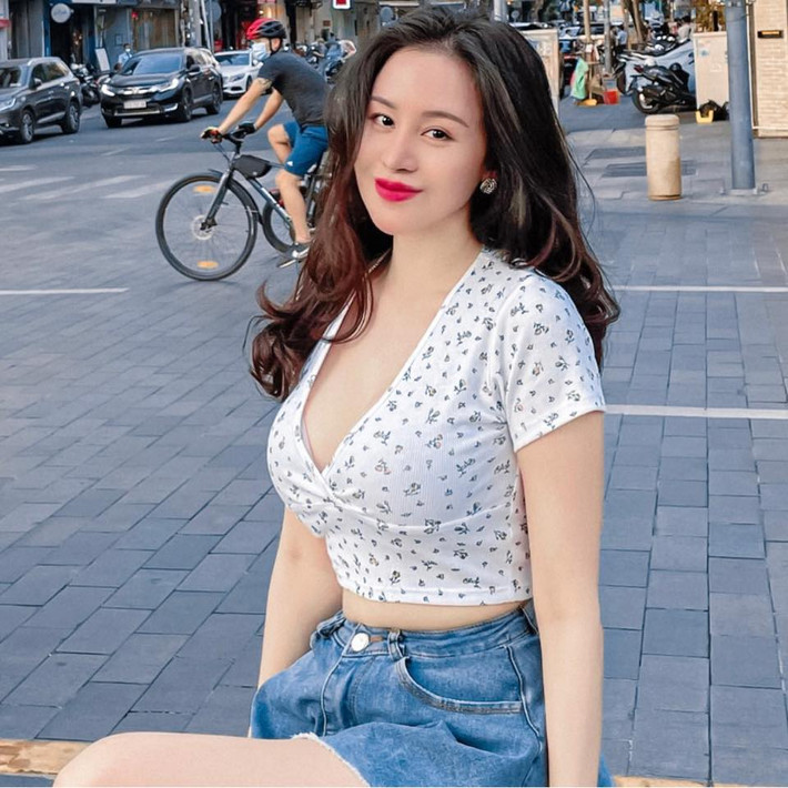 Sau quãng thời gian "ở ẩn", Bà Tưng (tên thật Lê Thị Huyền Anh) đã tái xuất trên mạng xã hội. Để thu hút sự chú ý của cộng đồng mạng, cô liên tục diện những trang phục ngắn cũn, gợi cảm.