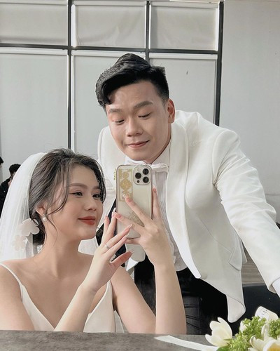 Vừa qua cầu thủ Nguyễn Thành Chung và bạn gái lộ hình ảnh hậu trường chụp ảnh cưới. Cũng từ đây mà người hâm mộ mong ngóng từng ngày cả hai về chung một nhà, có thể coi đám cưới này đang được fan bóng đá đặc biệt quan tâm.