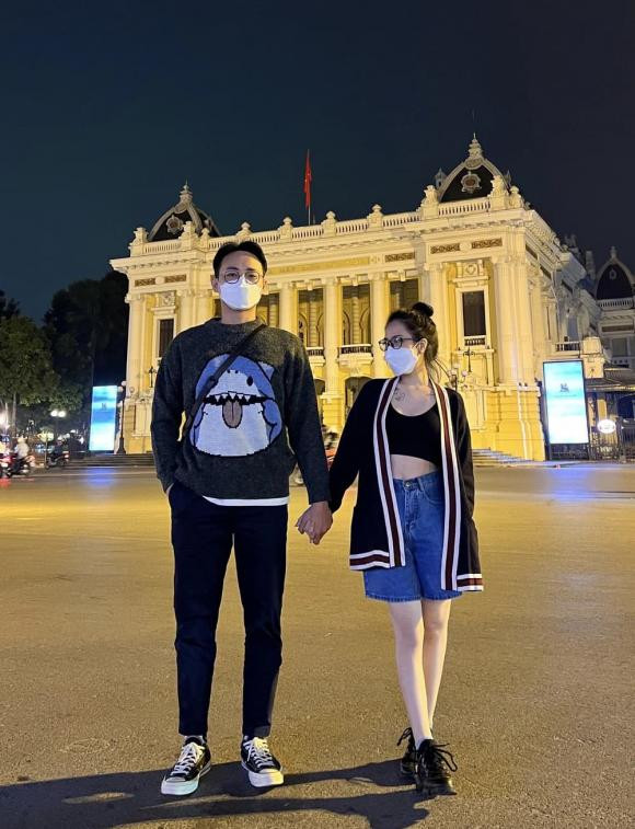 Cụ thể, nam diễn viên tâm sự anh rất may mắn khi có được người vợ như vậy. Ban đầu cả 2 chỉ là bạn nhưng khi có duyên gặp lại lần nữa, họ trò chuyện nhiều hơn rồi tình cảm cũng dần nảy sinh.