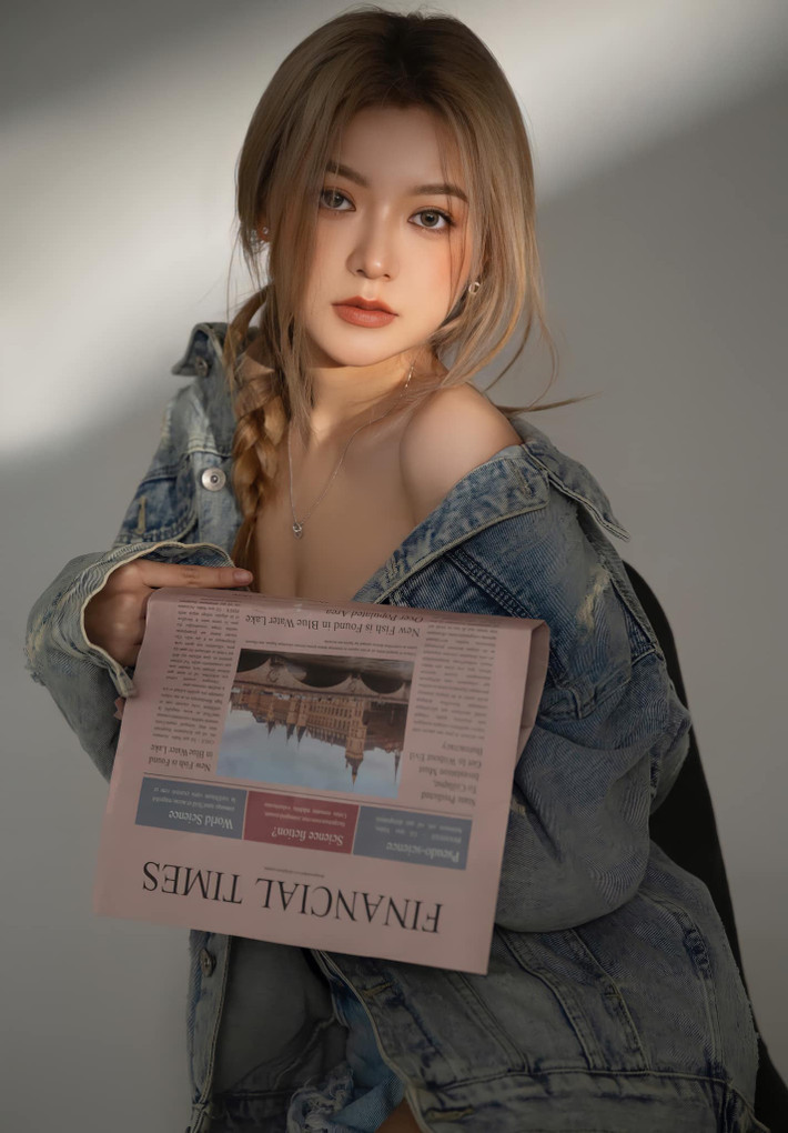 Sở hữu gương mặt thanh thoát với sống mũi cao, làn da trắng mịn cùng số đo 3 vòng cực chuẩn, nữ streamer nổi tiếng này không ít lần khiến cánh mày râu phải trầm trồ.