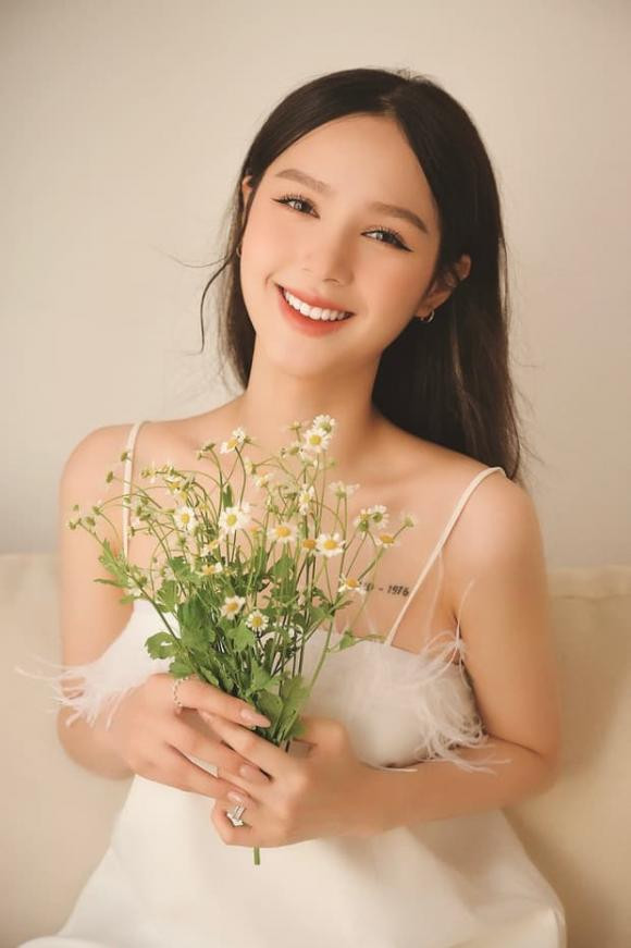 Sau đó cô quyết định xăm năm sinh của đấng sinh thành trên ngực để nhắc nhở bản thân phải yêu thương, không được làm bố mẹ bận tâm thêm.