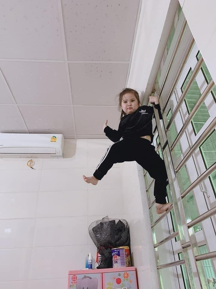 Người ta thường quan niệm đẻ con gái thùy mị, nết na vì không hay nghịch ngợm. Ấy vậy, nhiều các phụ huynh phải "vỡ mộng" khi chứng kiến những cảnh dưới đây.