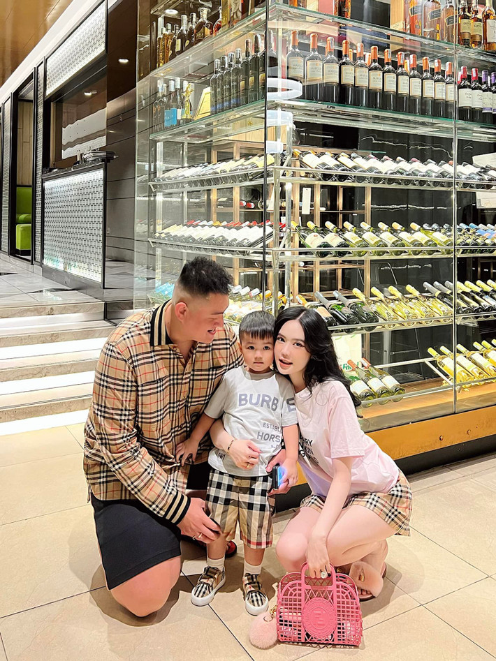 Làm vợ của một rich kid kiêm tài phiệt đời thứ 2 đình đám như vậy, hot girl sinh năm 1992 không nghi ngờ gì chính là đại diện của dàn dâu hào môn trong truyền thuyết.