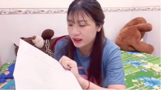 Cụ thể, Kim Thủy thực hiện đoạn video ghi lại cảnh thông báo chuẩn bị làm đơn ly hôn với Lộc Fuho. Lý do vì Lộc Fuho có thói quen xấu là nghiến răng trong lúc ngủ.