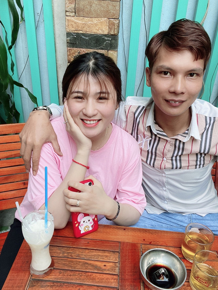 Trước độ hot của "hiện tượng mạng" Lộc Fuho, Kim Thủy - vợ anh chàng đương nhiên cũng nhận được vô số sự quan tâm.
