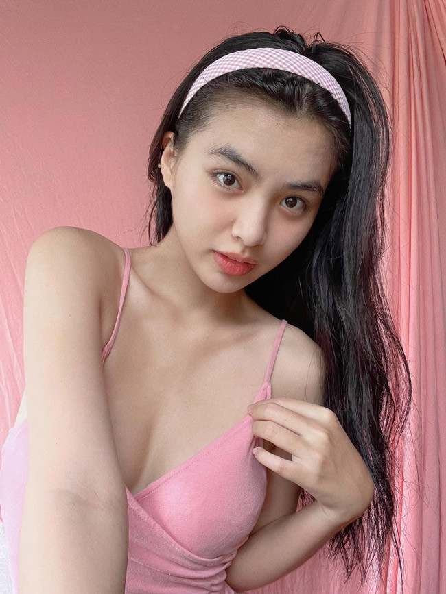 Chia sẻ một số hình ảnh gợi cảm trên mạng xã hội, Hoàng Vi gặp phải một vài rắc rối không đáng có.