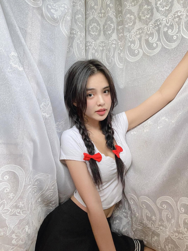 Từ năm 13 tuổi, Hoàng Vi đã được mời chụp ảnh bìa cho một số tờ báo tuổi teen.