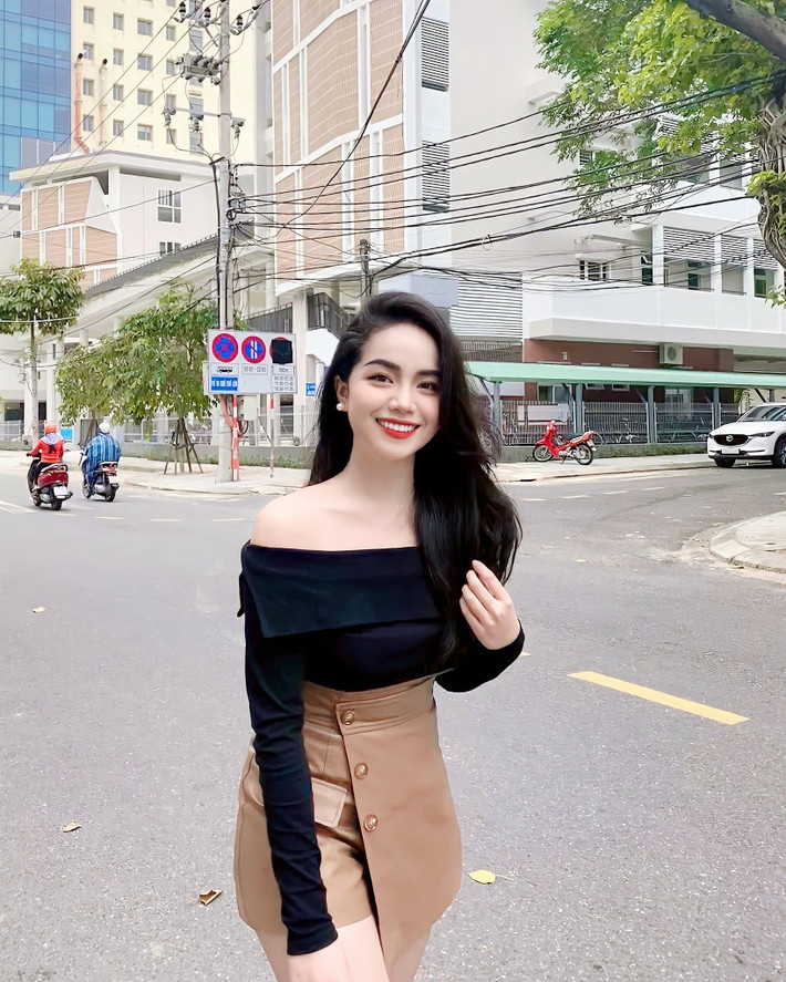Với gu thời trang phong cách và tinh tế, Thiện Mỹ luôn khoác lên mình những bộ đồ đẹp, quyến rũ, khoe trọn vóc dáng nuột nà, xinh đẹp của bản thân.