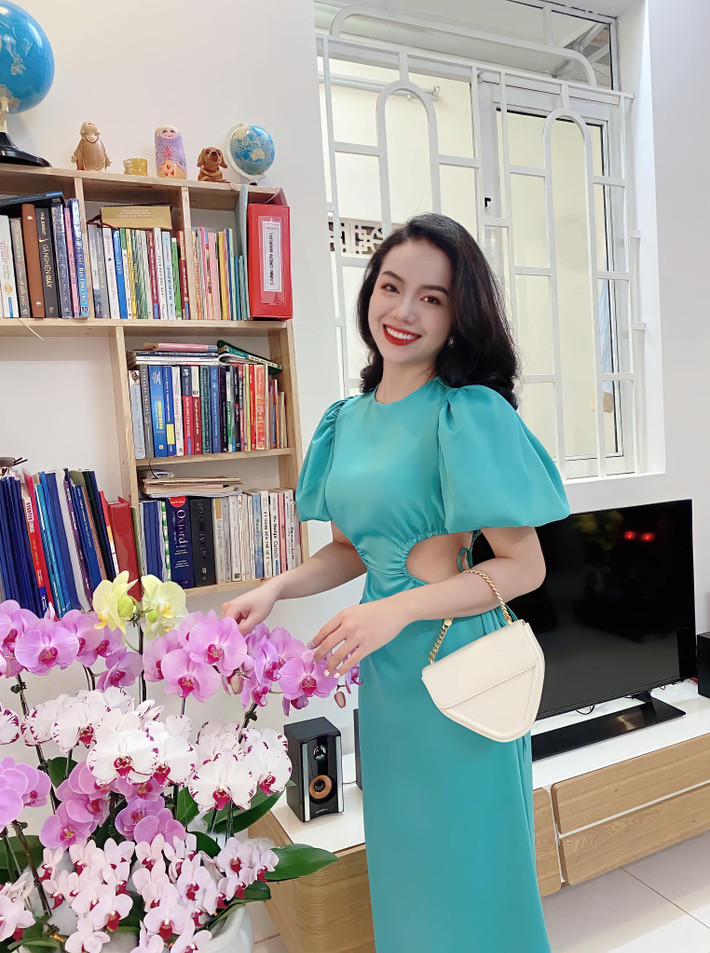 Trên trang cá nhân, gái xinh 9x thường xuyên đăng tải những hình ảnh diện trang phục gợi cảm, đặc biệt là váy áo tôn vòng 1, khai thác vẻ đẹp hình thể tối đa.
