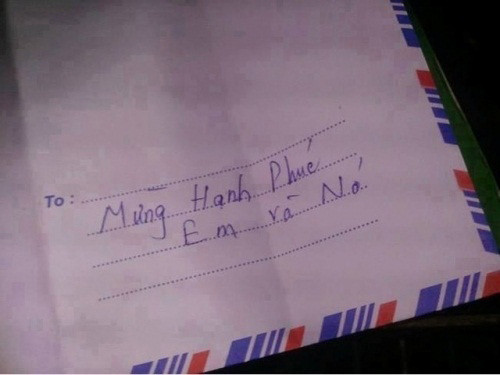 "Em và nó" nghe giọng mừng thật cay cú. Có vẻ, đây chính là tình địch của chú rể đây.