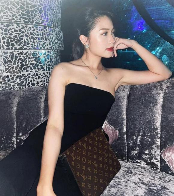 Nữ chính trong màn cầu hôn này sinh năm 2001, hiện tại đang sinh sống và làm việc tại Hà Nội - là MC Thời tiết của Đài Truyền hình Việt Nam.