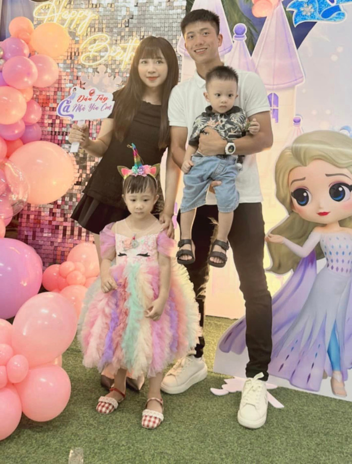 Ở phía đối diện, vợ Phan Văn Đức cũng nở nụ cười hạnh phúc nhìn thẳng vào mắt chồng.
