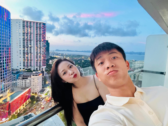 Từ khi làm bố, Văn Đức trở thành ông bố bỉm sữa "cuồng" vợ và con. Mỗi dịp rảnh rỗi anh đều dành thời gian ở bên chăm con, giúp vợ.