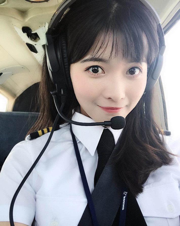 Wang Sing là nữ phi công đang nổi tiếng trên truyền thông lẫn mạng xã hội trong nhiều ngày qua.