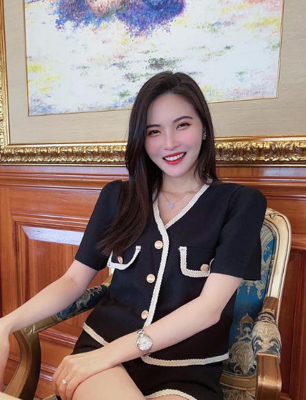 Được biết, Wang Sing từng là thần tượng trước khi trở thành phi công.