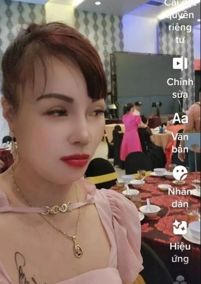 Trong hình ảnh mới nhất được "cô dâu 62 tuổi" chia sẻ, cư dân mạng không khỏi ngỡ ngàng và trầm trồ trước nhan sắc trẻ trung, làn da nhẵn nhụi và trắng mịn mà cô sở hữu.