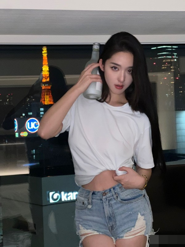 Thời gian gần đây, Zhong có sự thay đổi phong cách, chuyển từ style dịu dàng sang phong cách trưởng thành và gợi cảm hơn.
