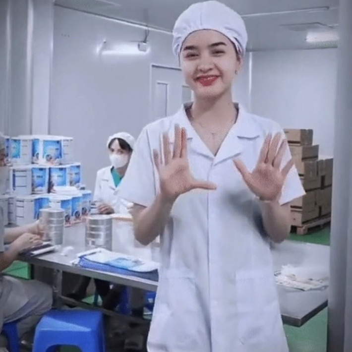 Gần đây nhất nữ TikToker vướng ồn ào khi nhận quảng cáo cho một nhãn sữa tăng cân không rõ nguồn gốc.
