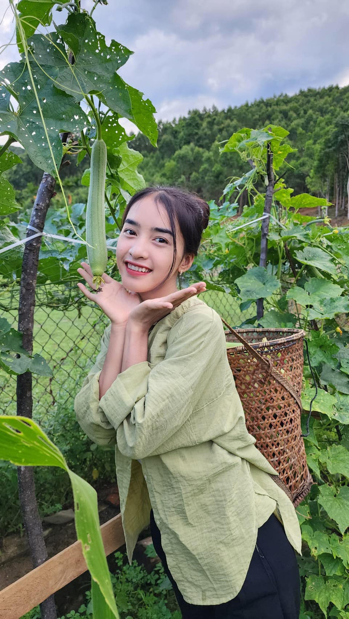 "Thiếu nữ Ba Na" hiện sở hữu kênh TikTok có hơn 6,4 triệu người theo dõi. Các clip của cô có nội dung kể về cuộc sống yên bình nơi vùng cao, những công việc làm nông hàng ngày và những giây phút hạnh phúc bên bố mẹ.