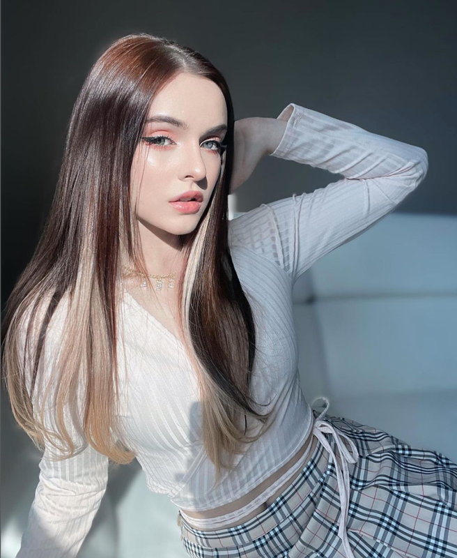 Cô mang quốc tịch Belarus và chuyển đến Hàn Quốc sinh sống năm 18 tuổi.