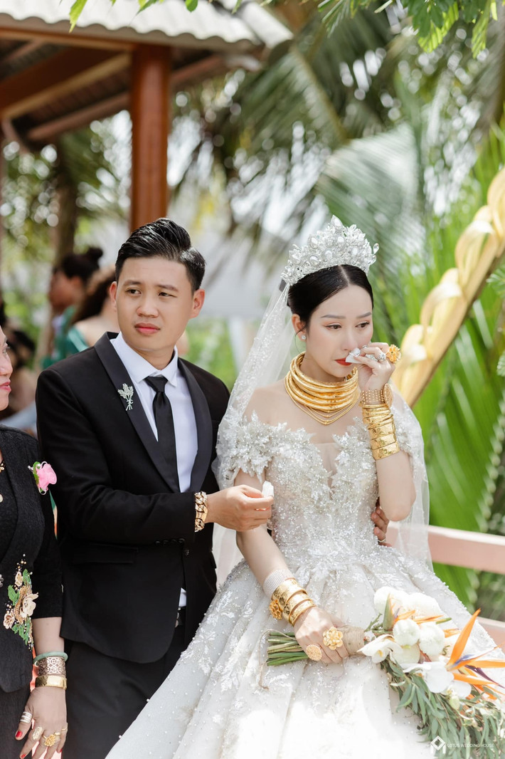 Trương Thiên Như (sinh năm 1995, quê Vĩnh Long) là cô dâu nổi tiếng trong đám cưới ngập vàng nổi đình đám mạng xã hội vào cuối tháng 3/2022.