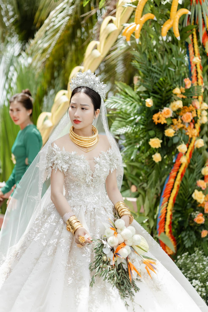 Được biết, số quà mà cô dâu đeo vàng này nhận được trong ngày cưới lên tới 2,3 tỷ đồng. Riêng tiền tổ chức đám cưới của cặp đôi đã lên đến hàng tỷ đồng.