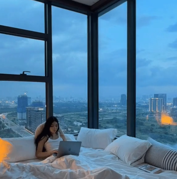 Việc sở hữu phòng ngủ view "triệu đô" này khiến Oanhdaqueen vướng vào không ít thị phi từ trên trời rơi xuống.