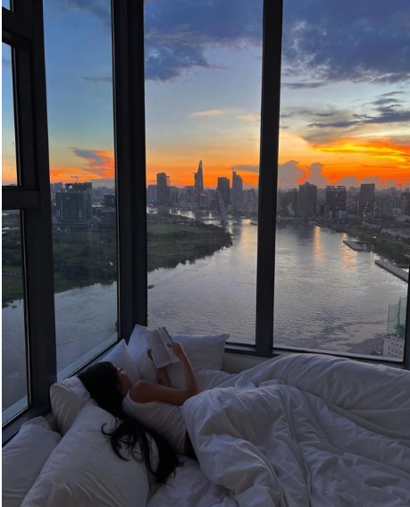 Nhiều người để lại bình luận thích thú và ao ước có căn hộ tương tự. Tuy nhiên một vài người cũng phát hiện ra căn hộ ở TP.HCM - Việt Nam và là của gái xinh Oanhdaqueen, không phải New York - Mỹ như bài đăng tiết lộ.
