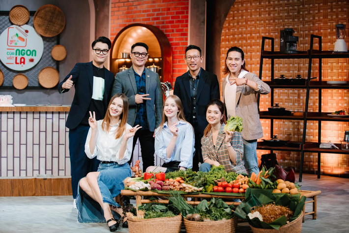 Chương trình "Của Ngon Vật Lạ" lên sóng mới đây thu hút sự chú ý của khán giả khi có sự xuất hiện của hai gái xinh đến từ Đông Âu.