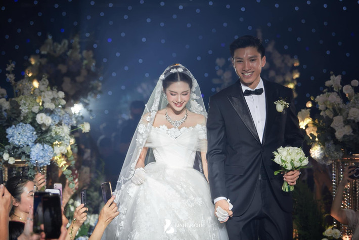 Kết thúc chuỗi ngày chạy show làm đám cưới hoàng tráng, Hải My và Văn Hậu đã đến Singapore để du lịch và điều trị chấn thương.
