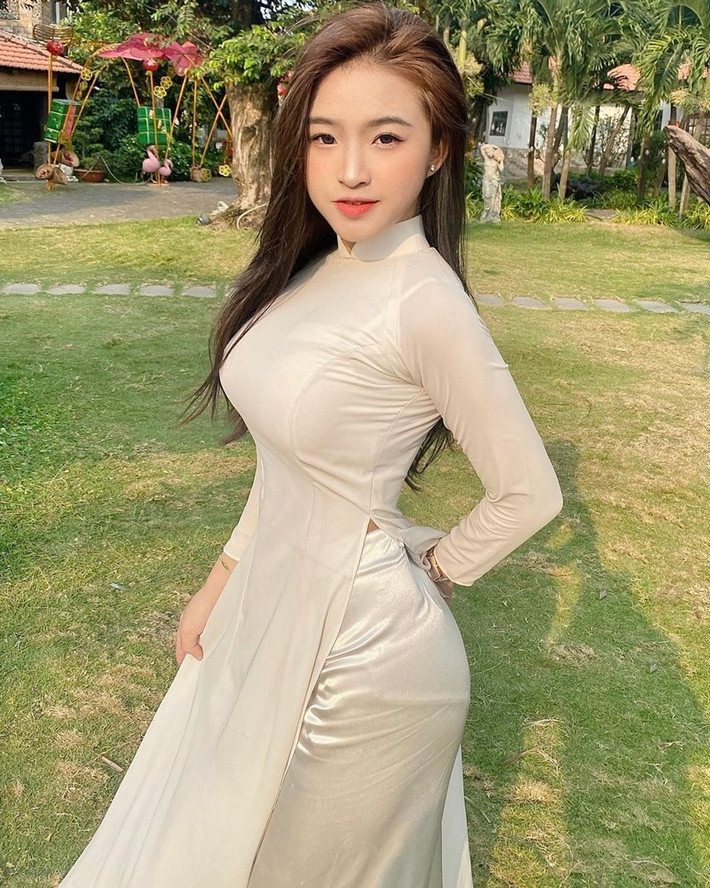 Phan Thị Bảo Trân từng được mệnh danh là " hot girl áo dài", cô là một trong những 10X nhận được nhiều chú ý của khán giả bởi gương mặt xinh đẹp cùng vóc dáng quyến rũ, cuốn hút.