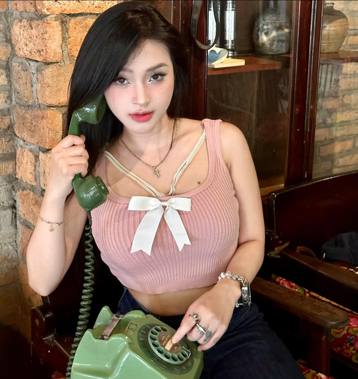 Lợi thế về vóc dáng giúp cô mặc đẹp các loại trang phục trong đó có áo dài.